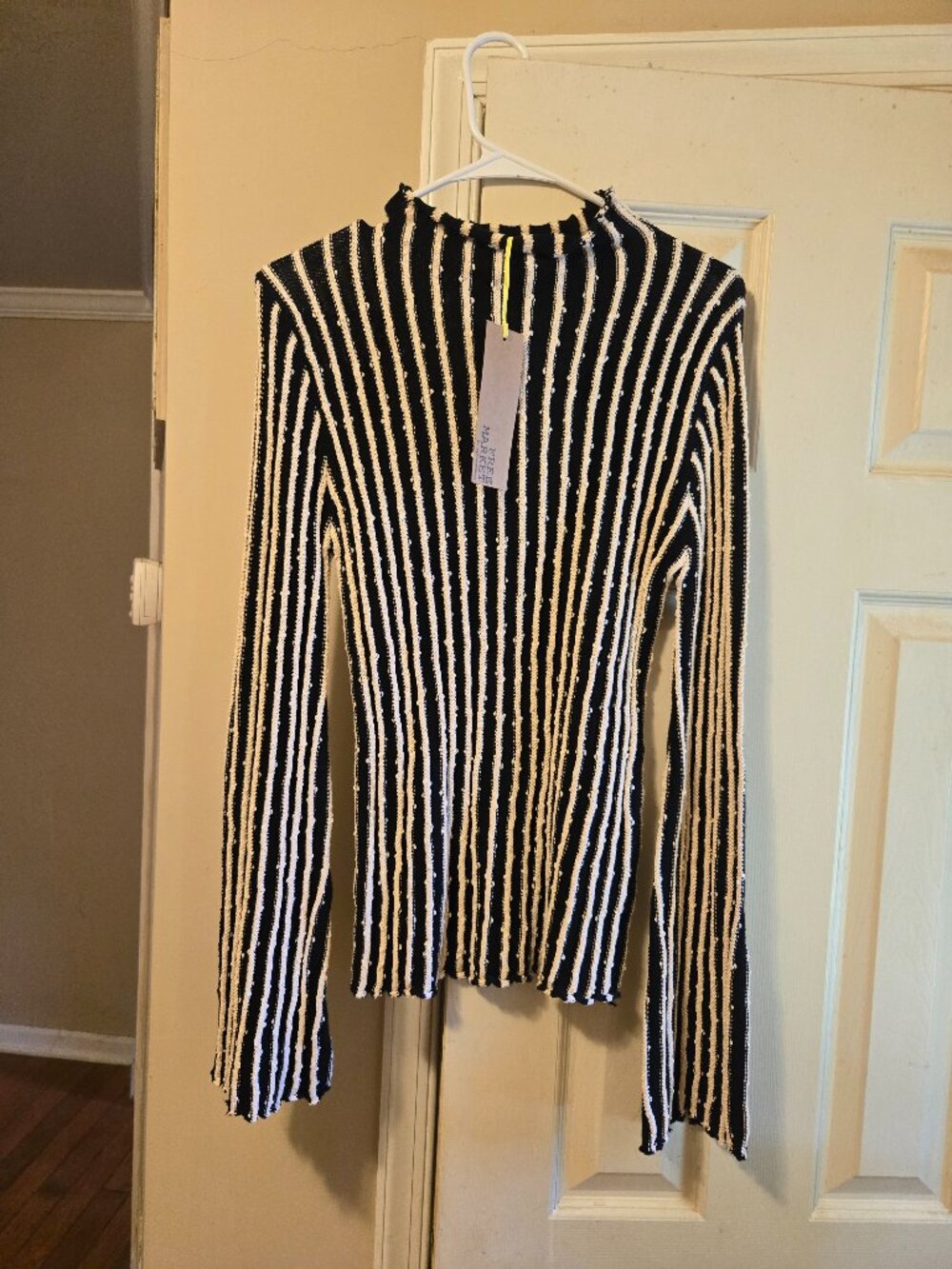 FreeMarket L black/white sweater, very cute & classy looking